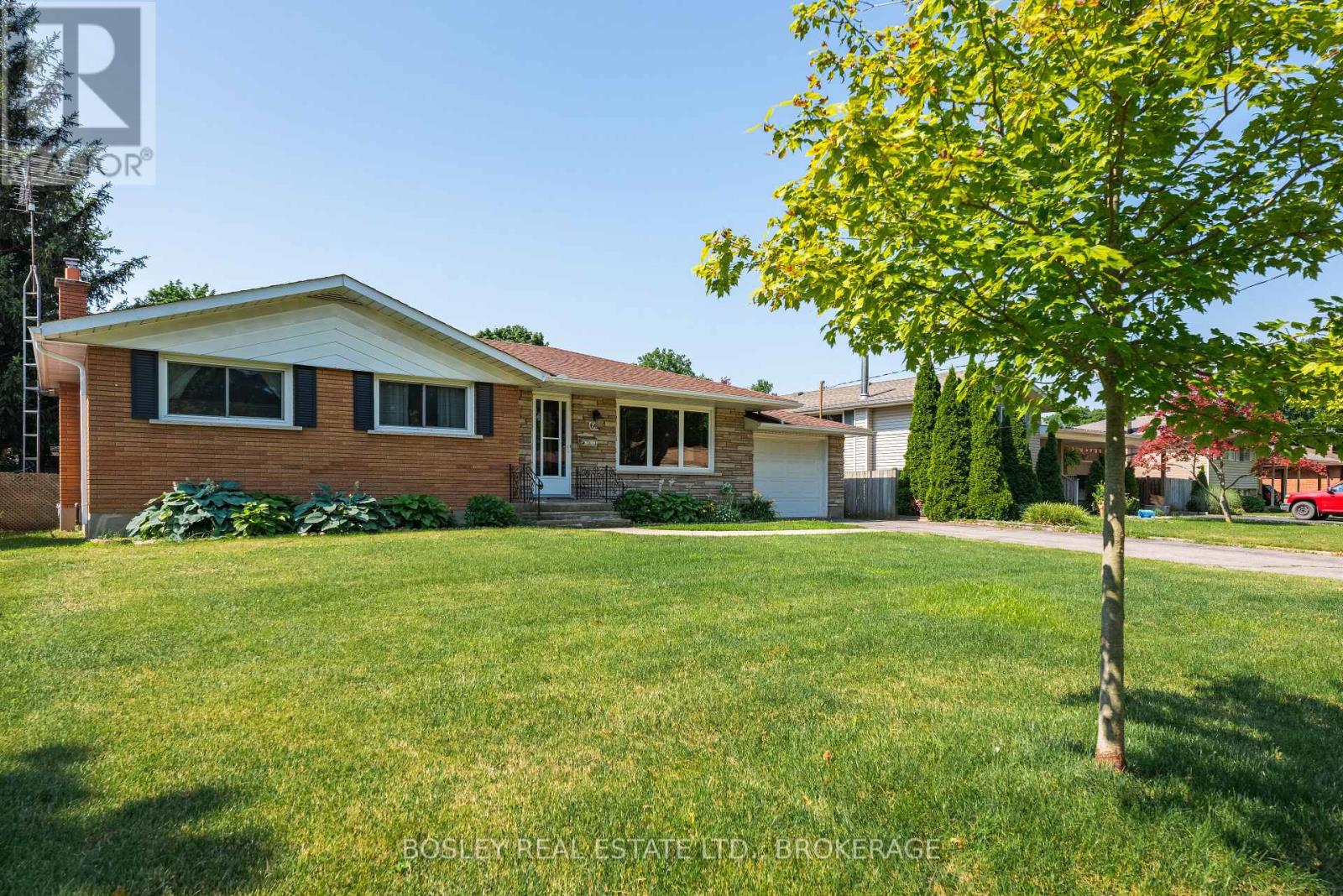 60 Royal Manor Dr, St. Catharines, ON L2M 4L6