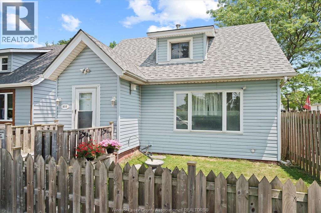 956 St Luke Rd, Windsor, ON N8Y 3M6