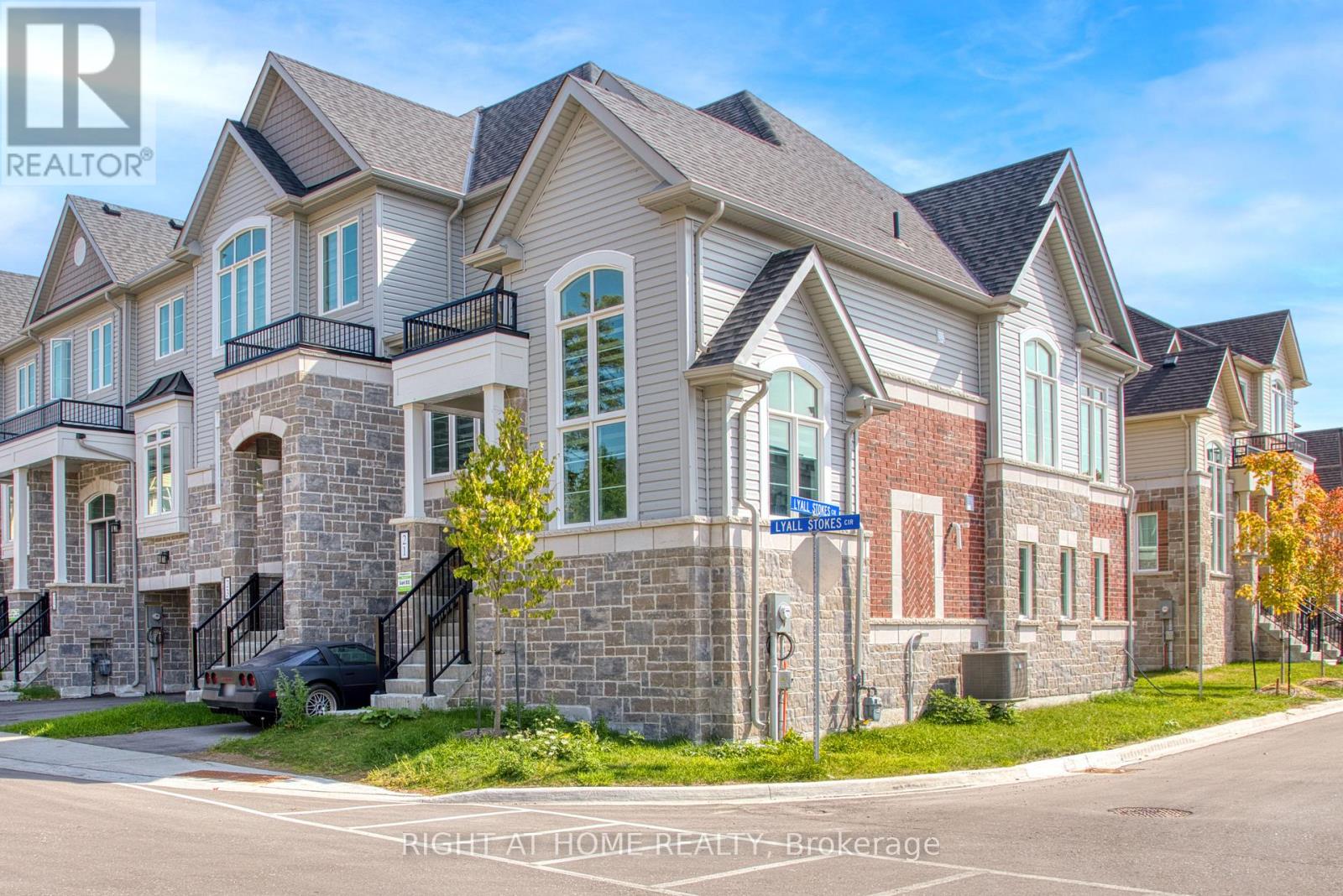 21 Lyall Stokes Cir, East Gwillimbury, ON L0G 1M0