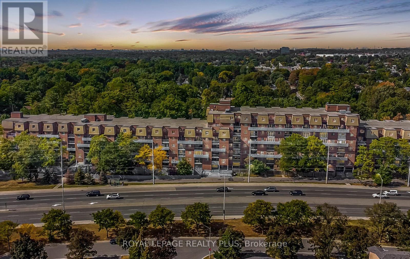 301 3025 The Credit Woodlands, Mississauga, ON L5C 2V3
