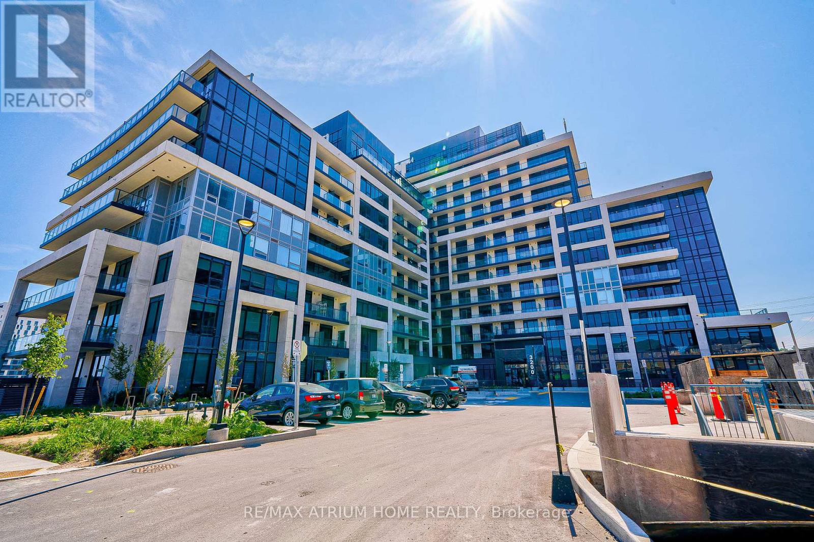 813 3200 William Coltson Ave, Oakville, ON L6H 7B9
