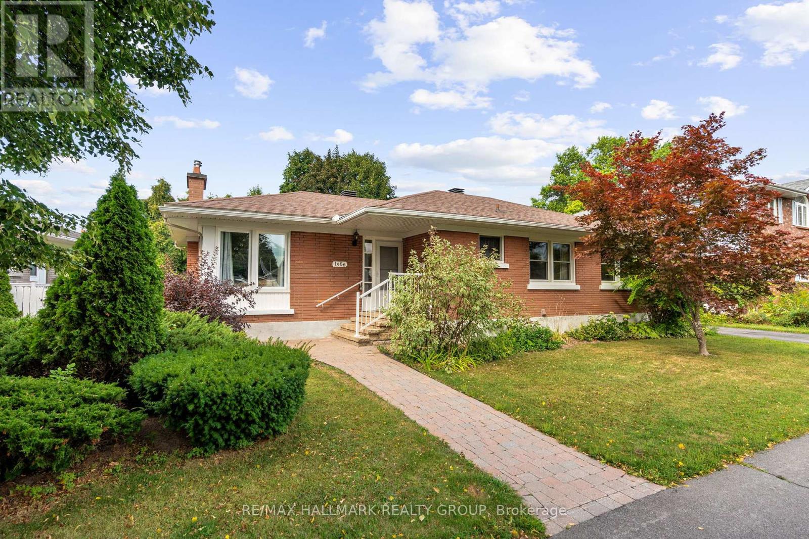 1986 Saunderson Dr, Ottawa, ON K1G 2E2