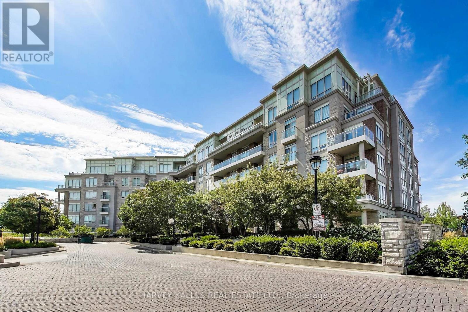 212 9 Stollery Pond Cres, Markham, ON L6C 0Y1