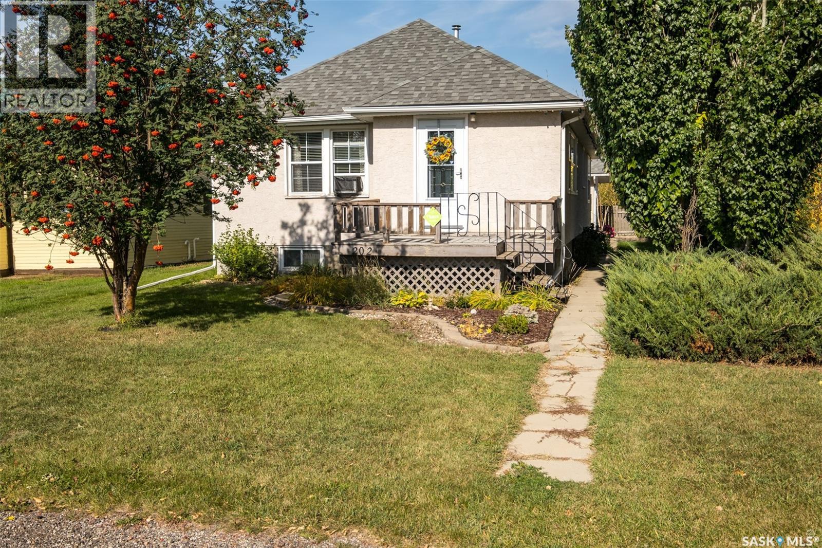 202 Cambridge St, Prince Albert, SK S6V 2Y3
