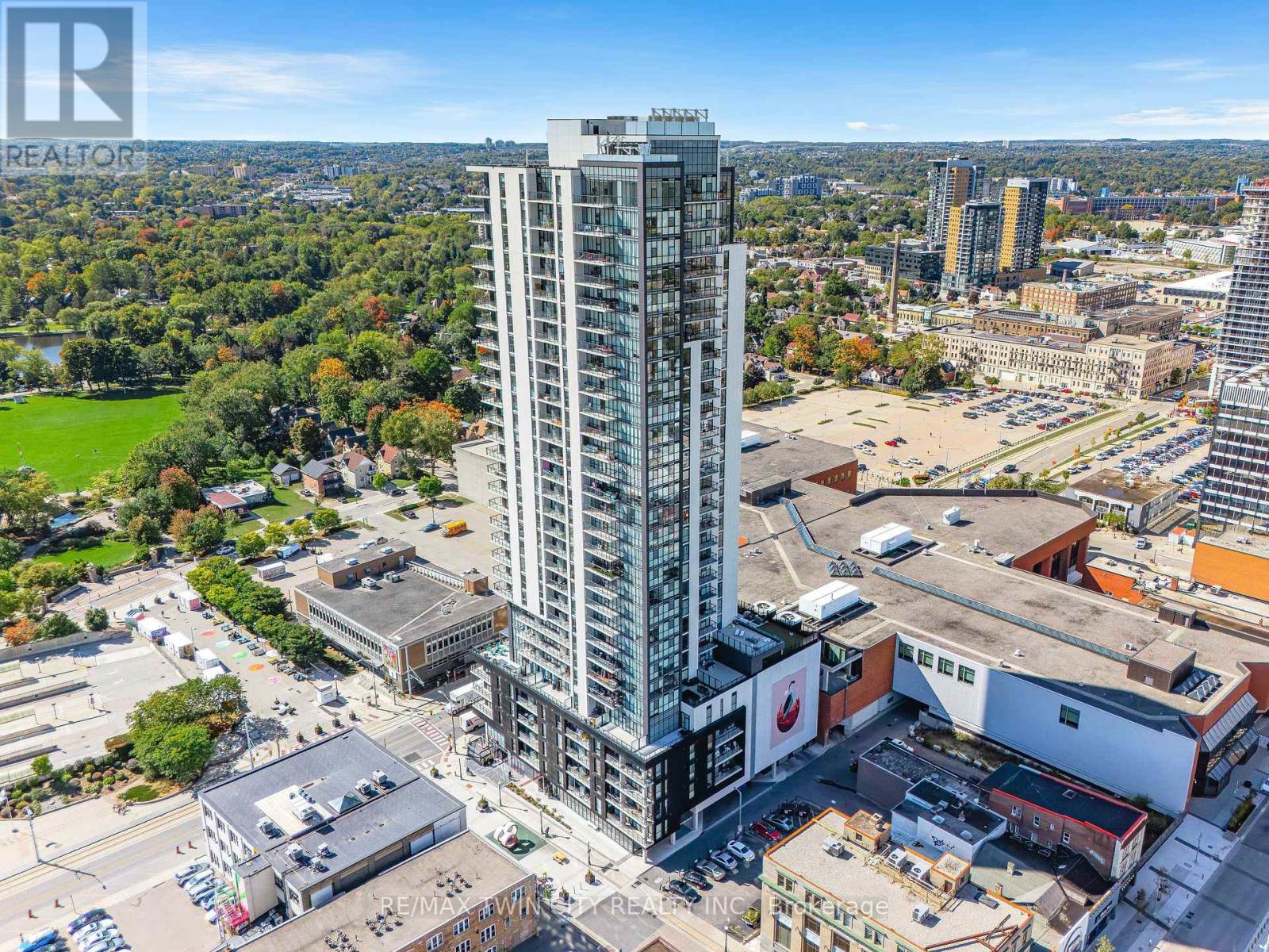 2407 60 Charles St W, Kitchener, ON N2G 0C9