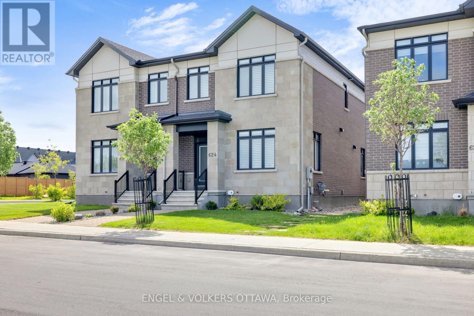 624 Mikinak Rd, Ottawa, ON K1K 3X7
