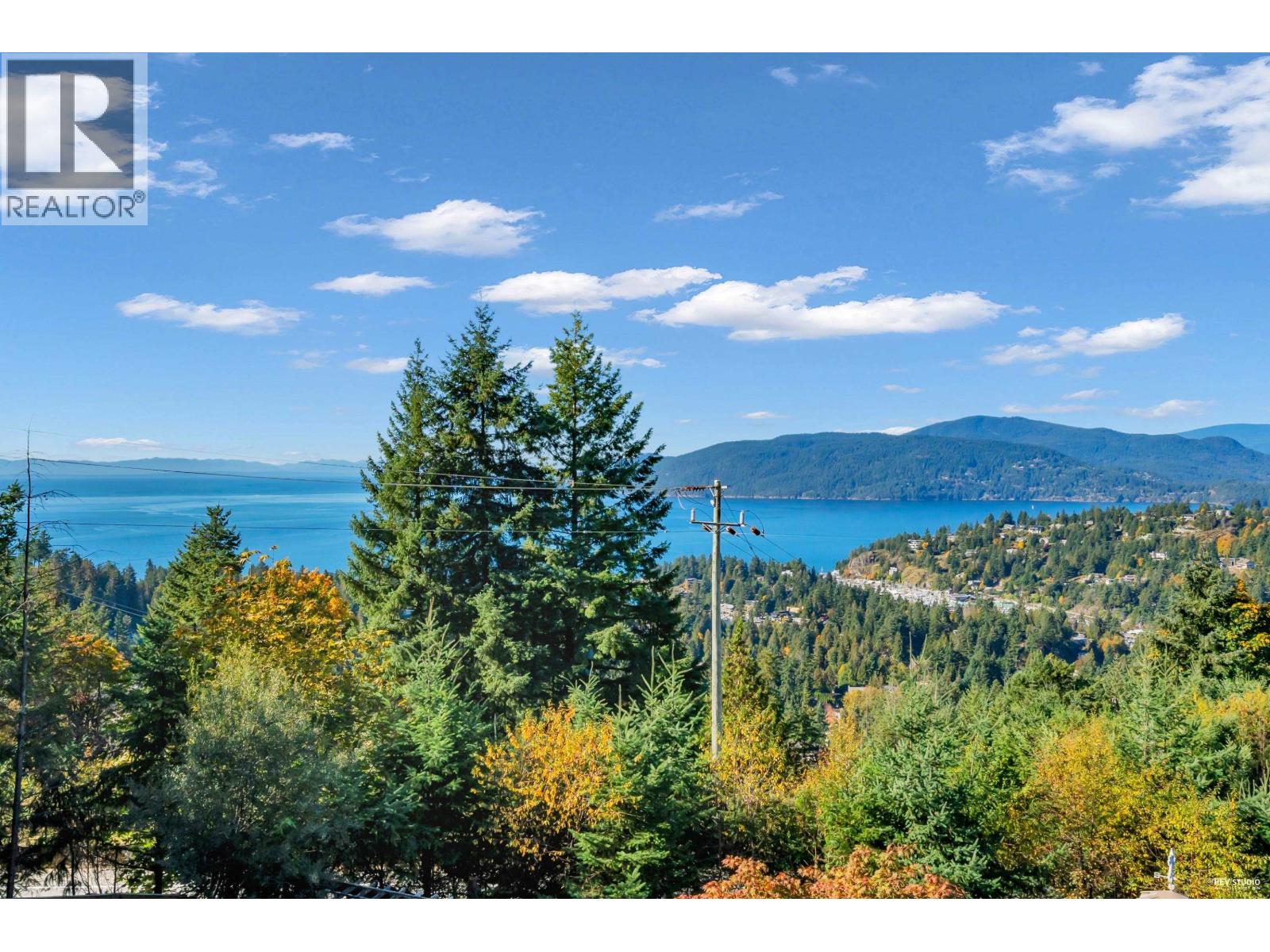 4673 Woodburn Rd, West Vancouver, BC V7S 2W7