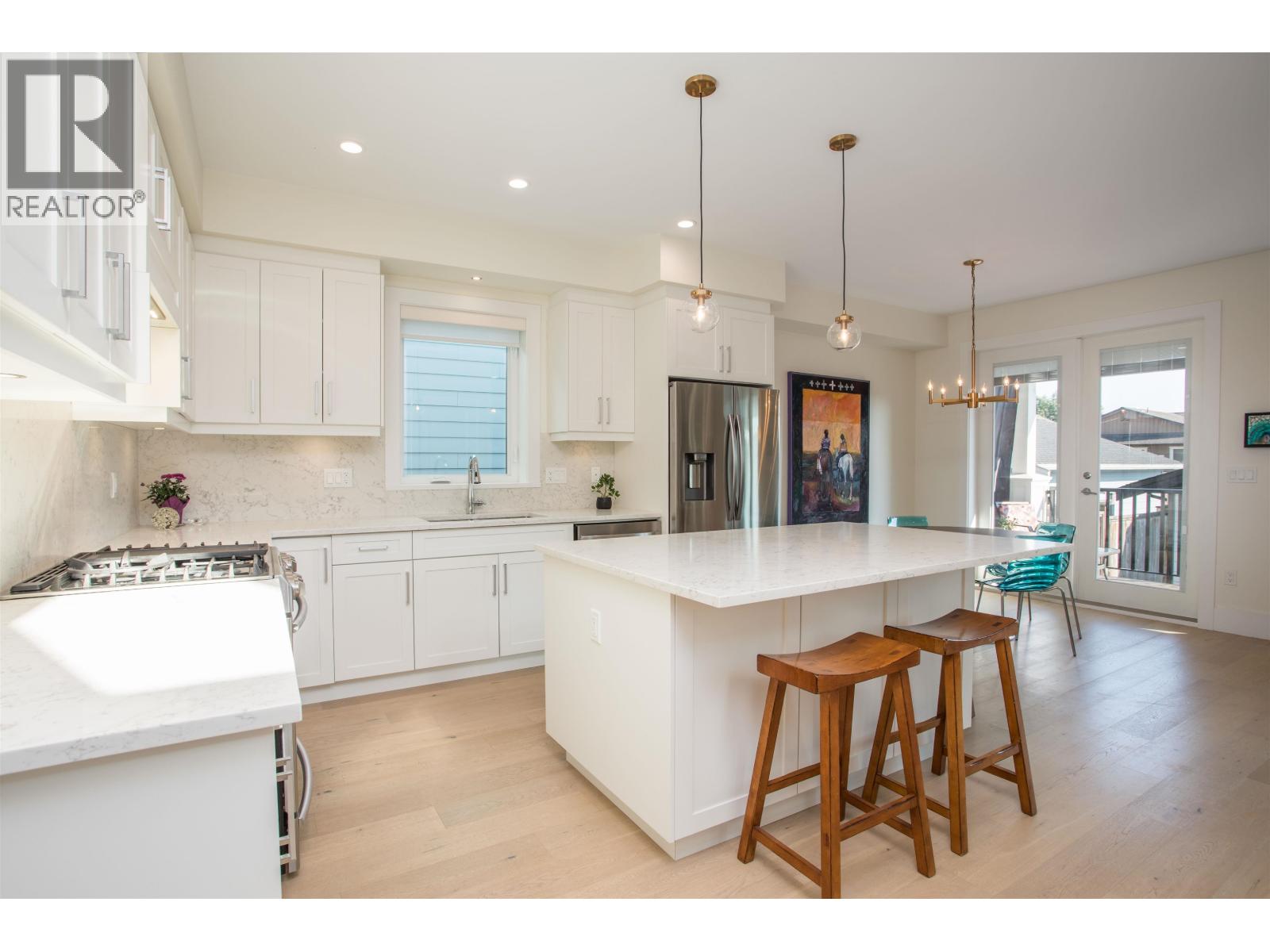 341 E 13th St, North Vancouver, BC V7L 2L8