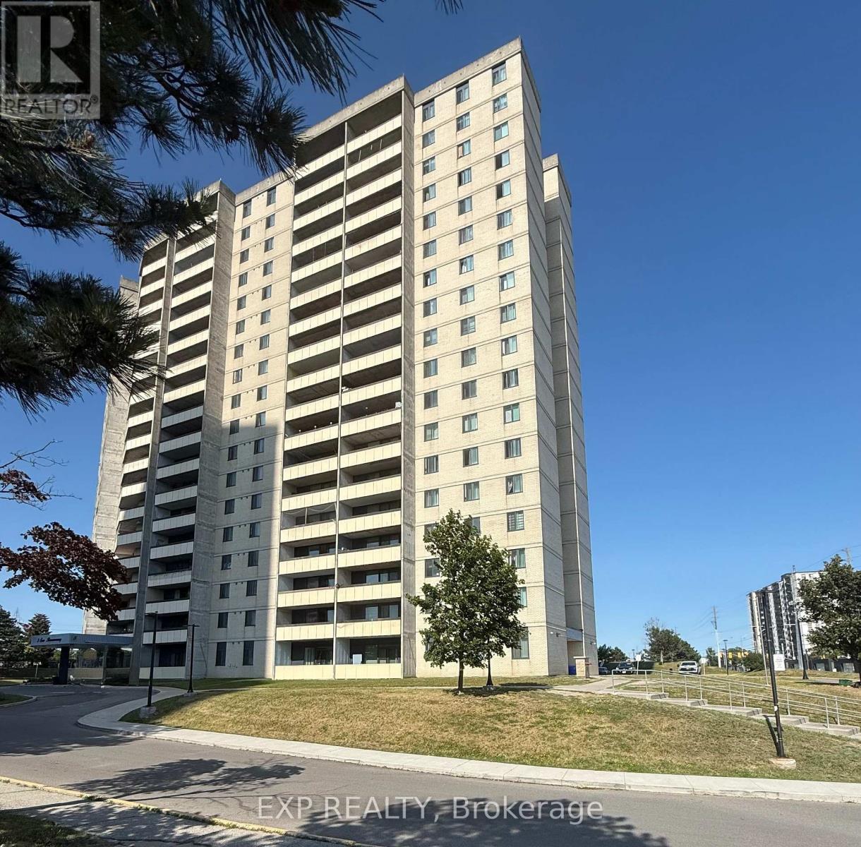 9 5 San Romano Way, Toronto, ON M3N 2Y4