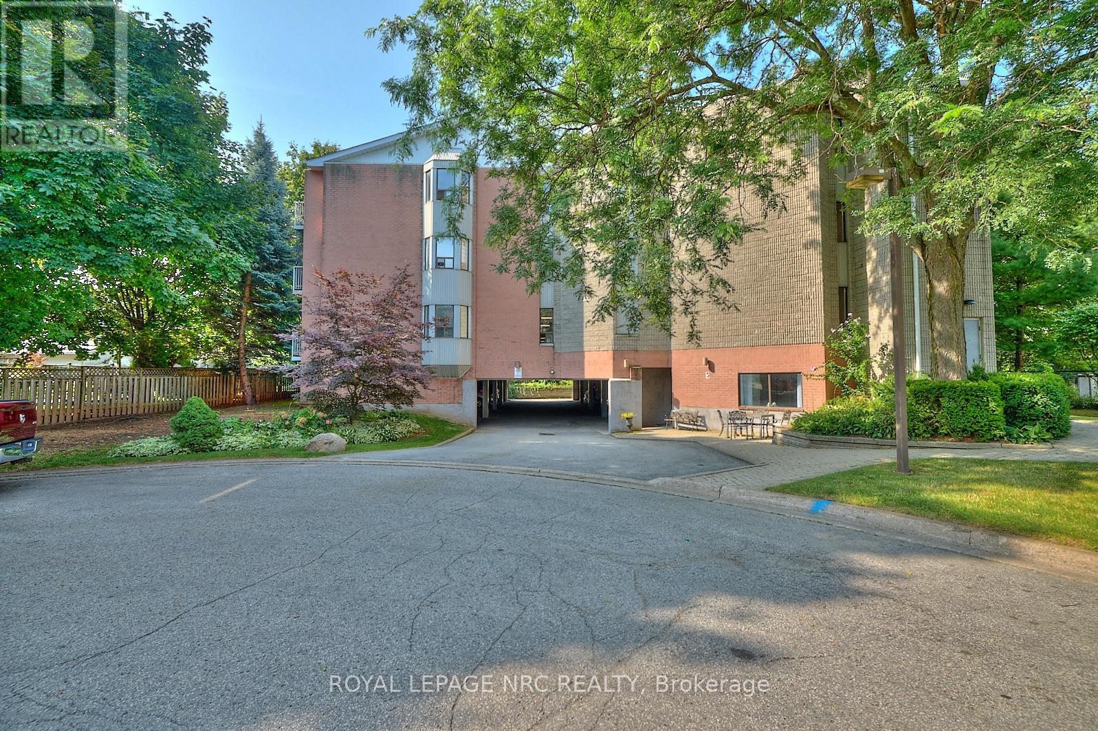 201 5 Niagara St, Grimsby, ON L3M 3V6