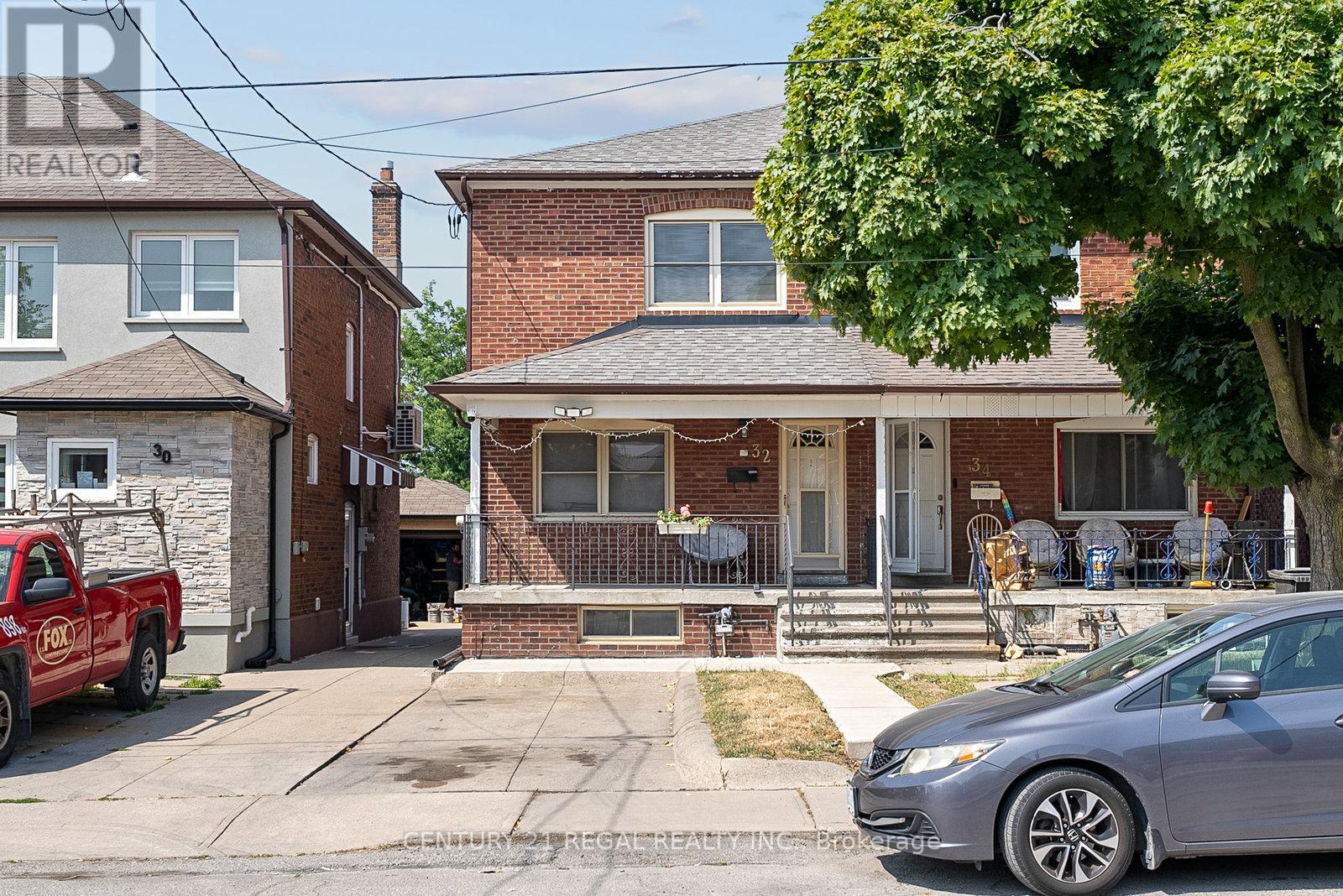 32 Chamberlain Ave, Toronto, ON M6E 4J8