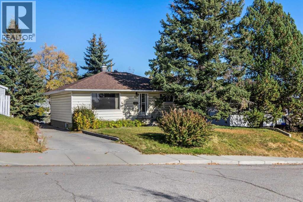 12 Thorncliffe Cres NW, Calgary, AB T2K 3A9