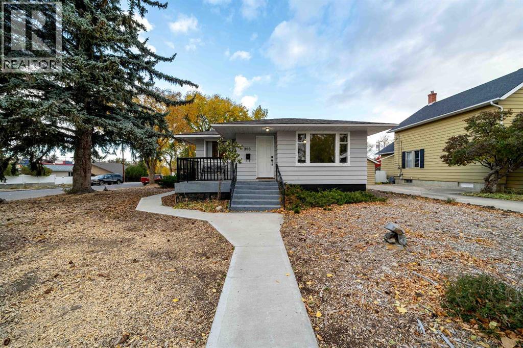 206 7 Street Southeast, Medicine Hat, AB T1A 1J6