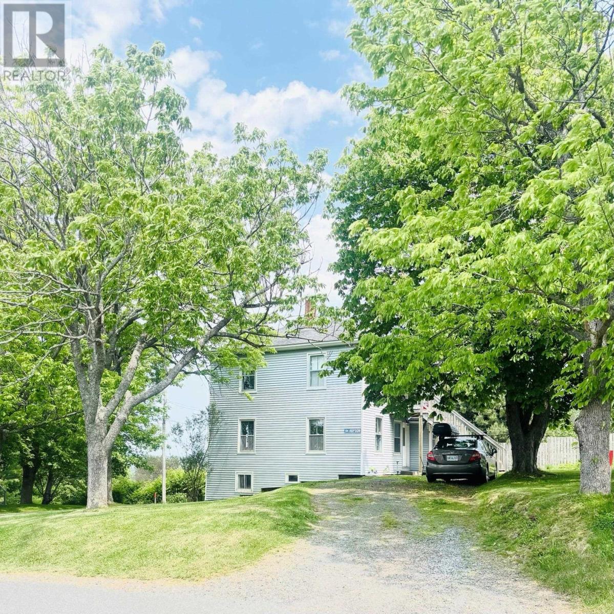 94 Hopson St, Lunenburg, NS B0J 2C0