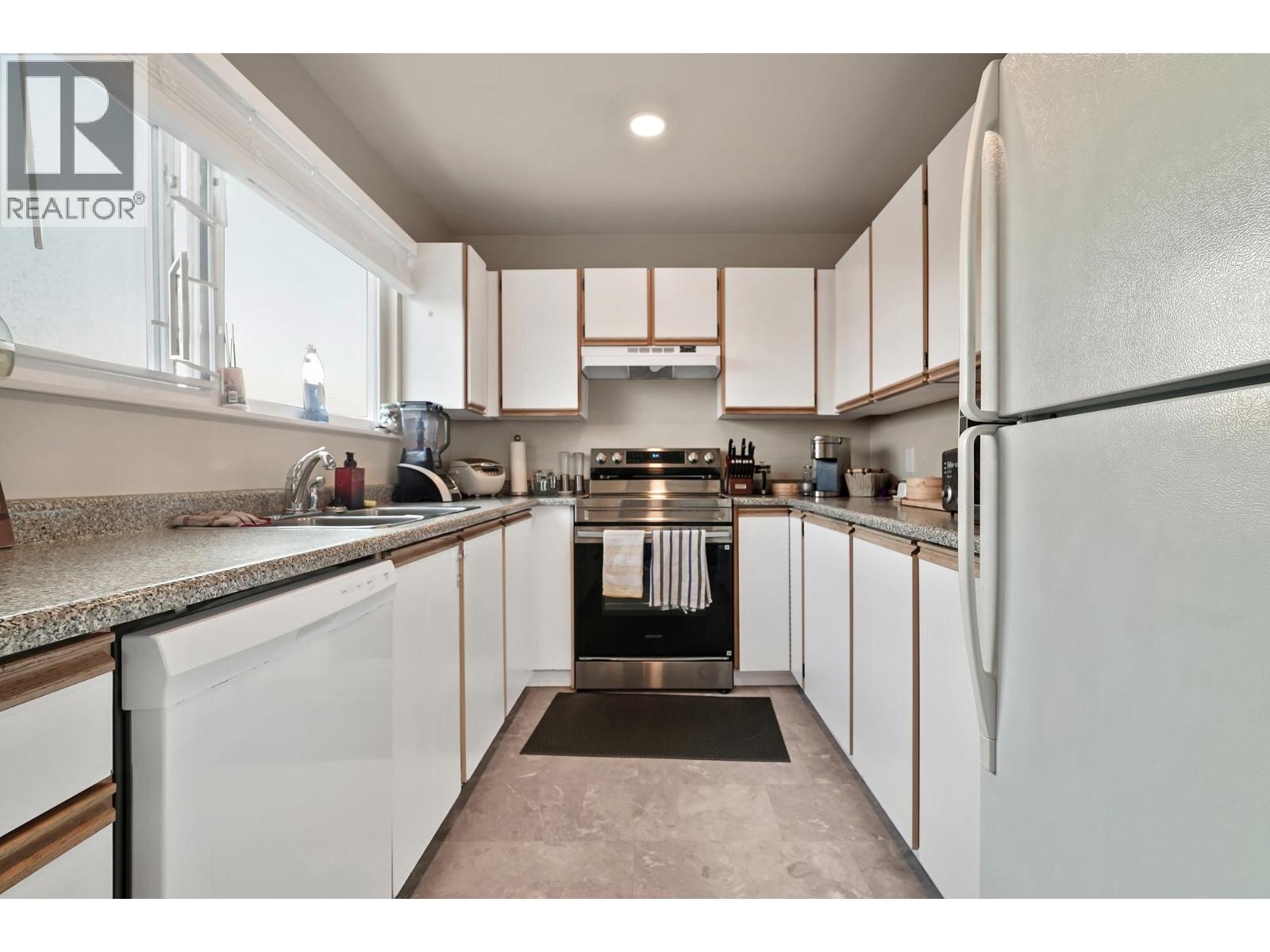 918 Roderick Avenue Unit 201, Coquitlam, BC V3K 1R1