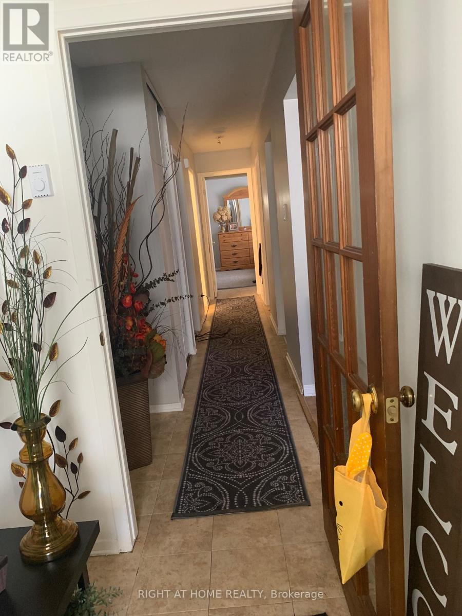1033 Cummings Ave, Ottawa, ON K1J 9K6