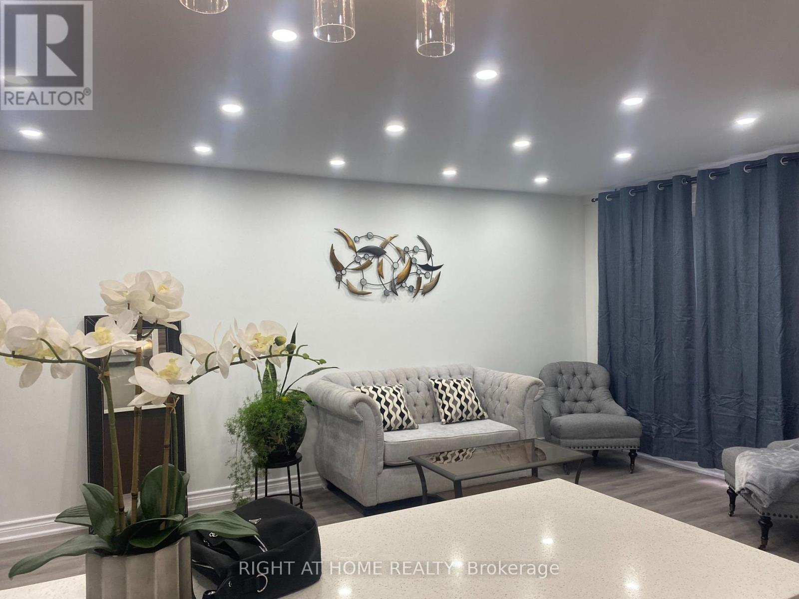 357 1395 Williamsport Dr, Mississauga, ON L4X 2T4