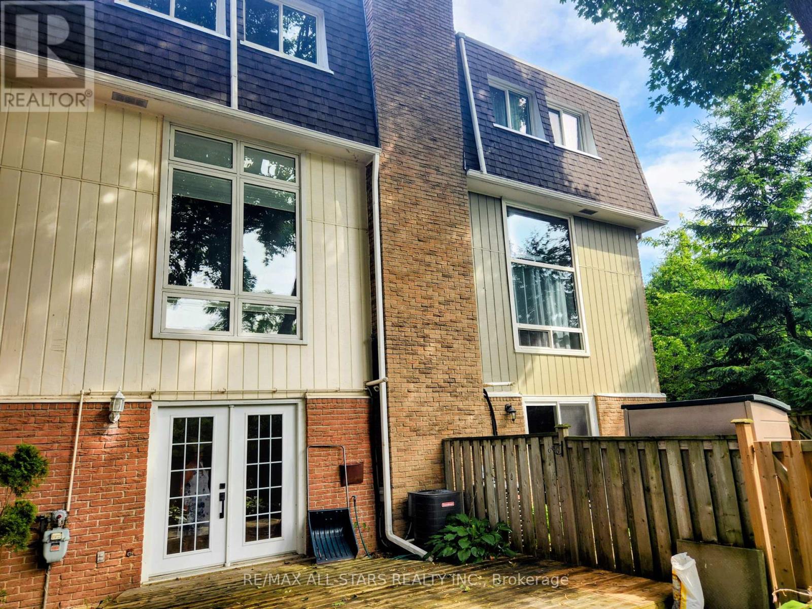 6 Hepworth Way, Markham, ON L3P 3S9
