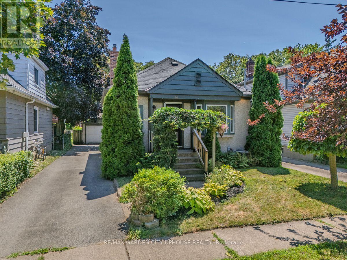 14 Spruce St, St. Catharines, ON L2R 1B3