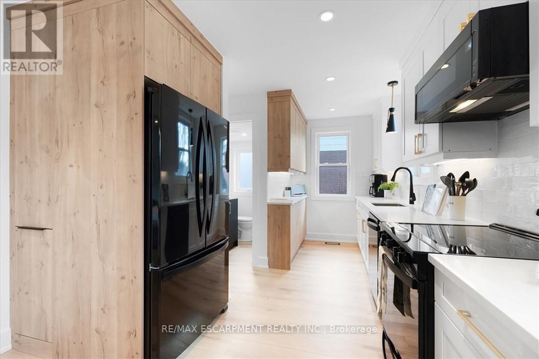 94 W 32nd St, Hamilton, ON L9C 5G9