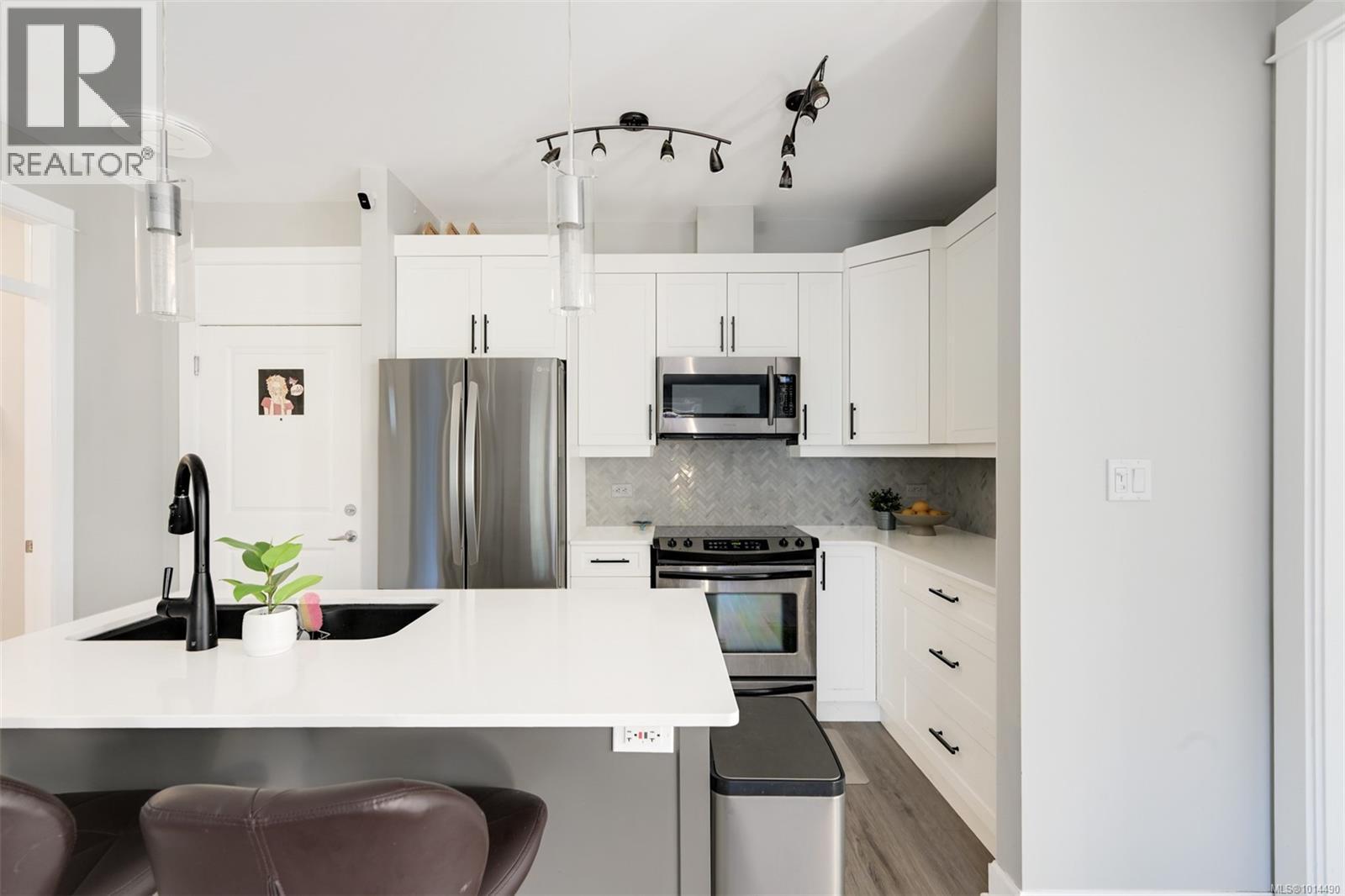 3210 Jacklin Rd Unit 101 Rd, Langford, BC V9B 0J5