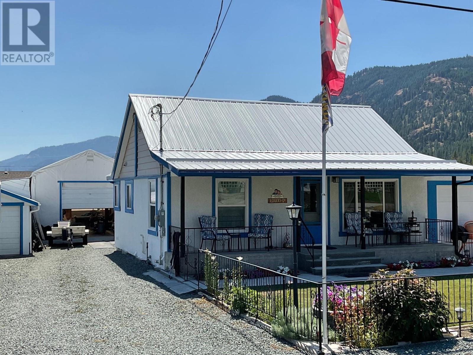 324 Hartland Ave, Midway, BC V0H 1M0