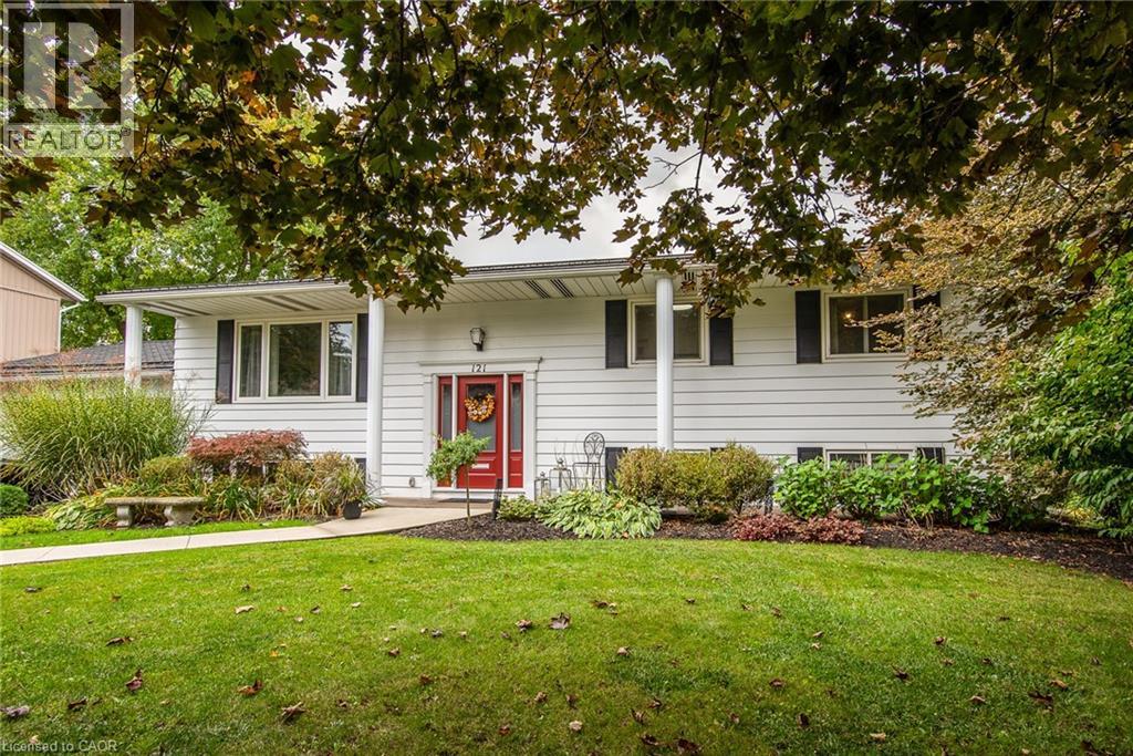 121 First St W, Elmira, ON N3B 1G8