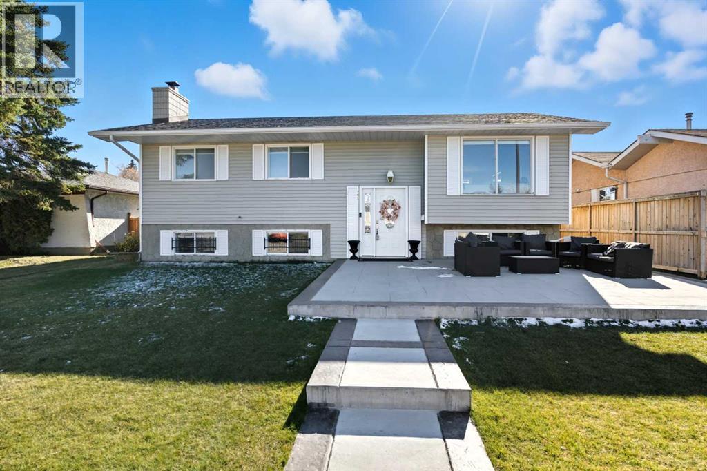 211 Pinetree Pl NE, Calgary, AB T1Y 1M2