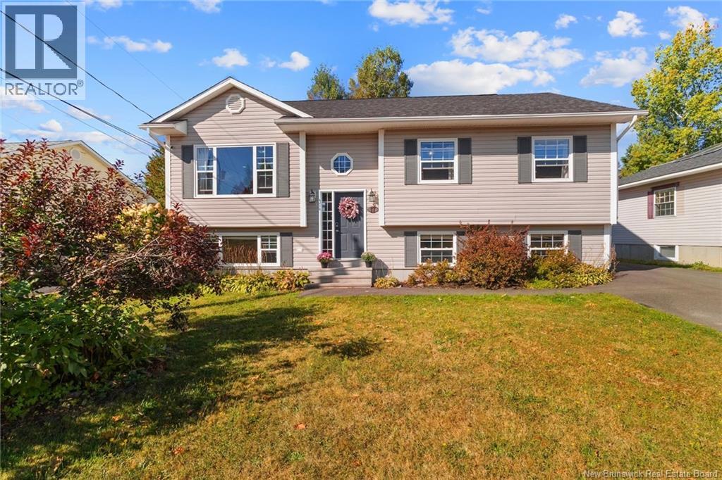 17 Attenborough Dr, Fredericton, NB E3A 9R6