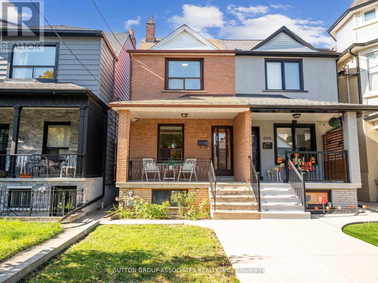 696 Crawford St, Toronto, ON M6G 3K2
