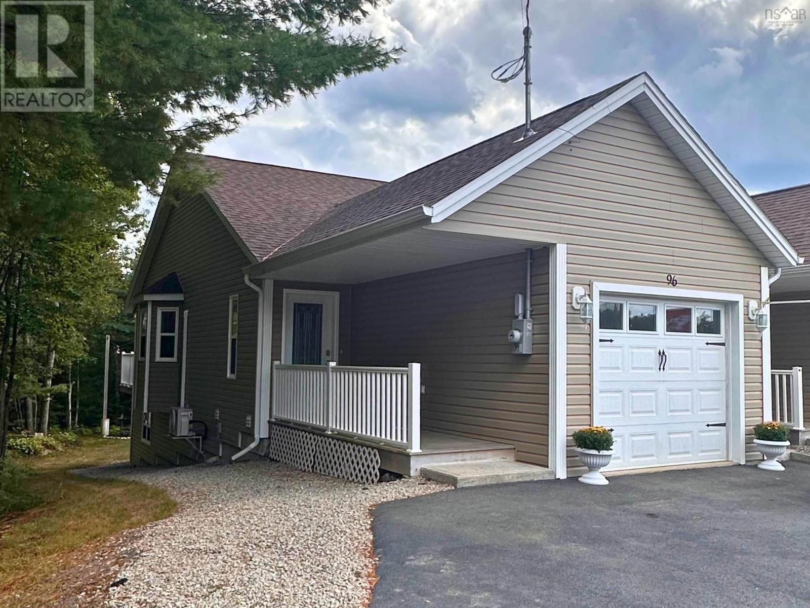 96 Etna St, Bridgewater, NS B4V 8Z4