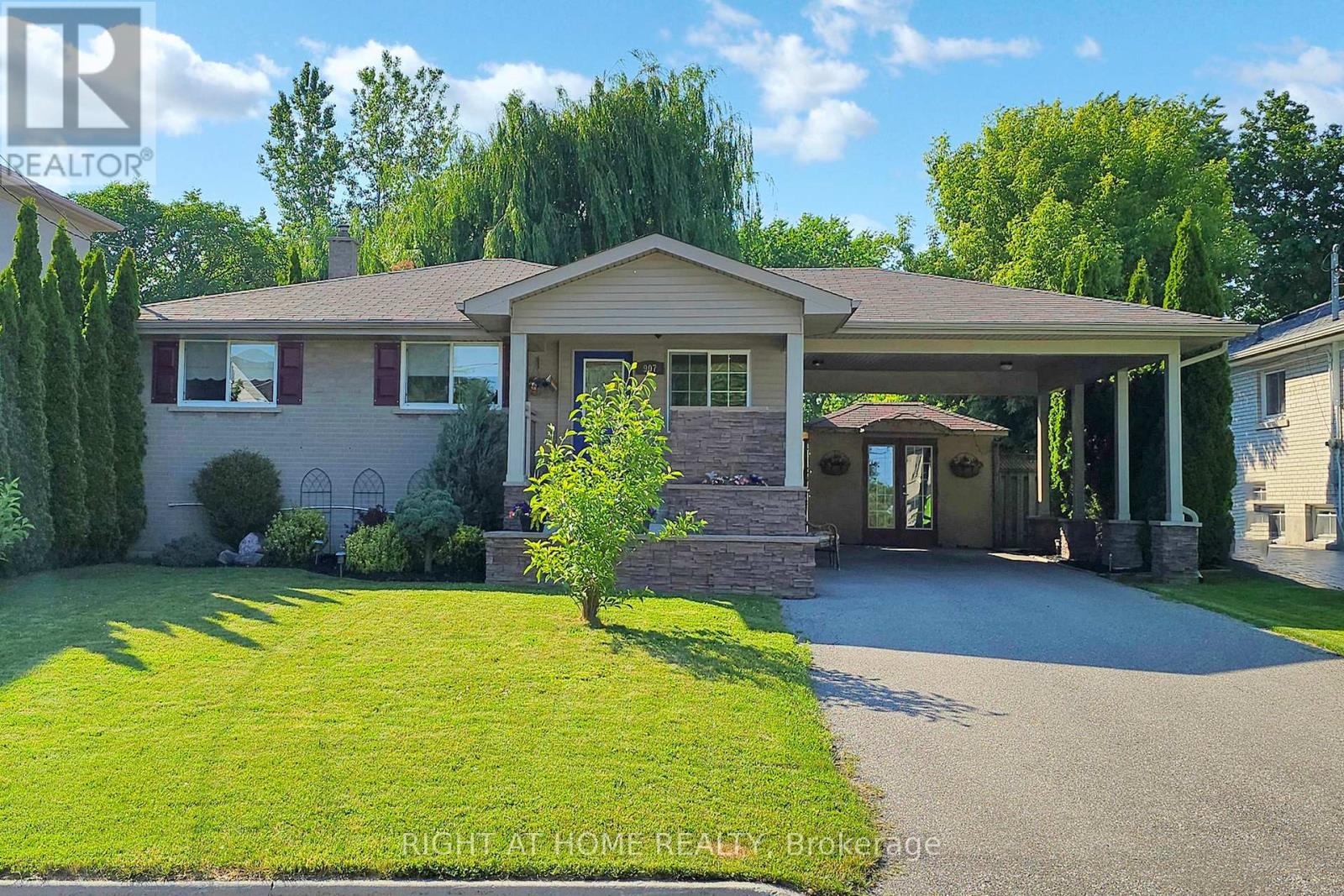 907 Fourth St, Mississauga, ON L5E 1J8
