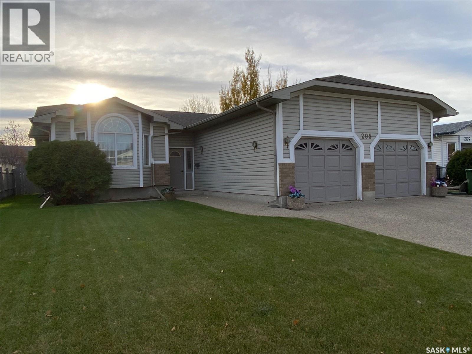 205 Morrison Dr, Yorkton, SK S3N 4A1