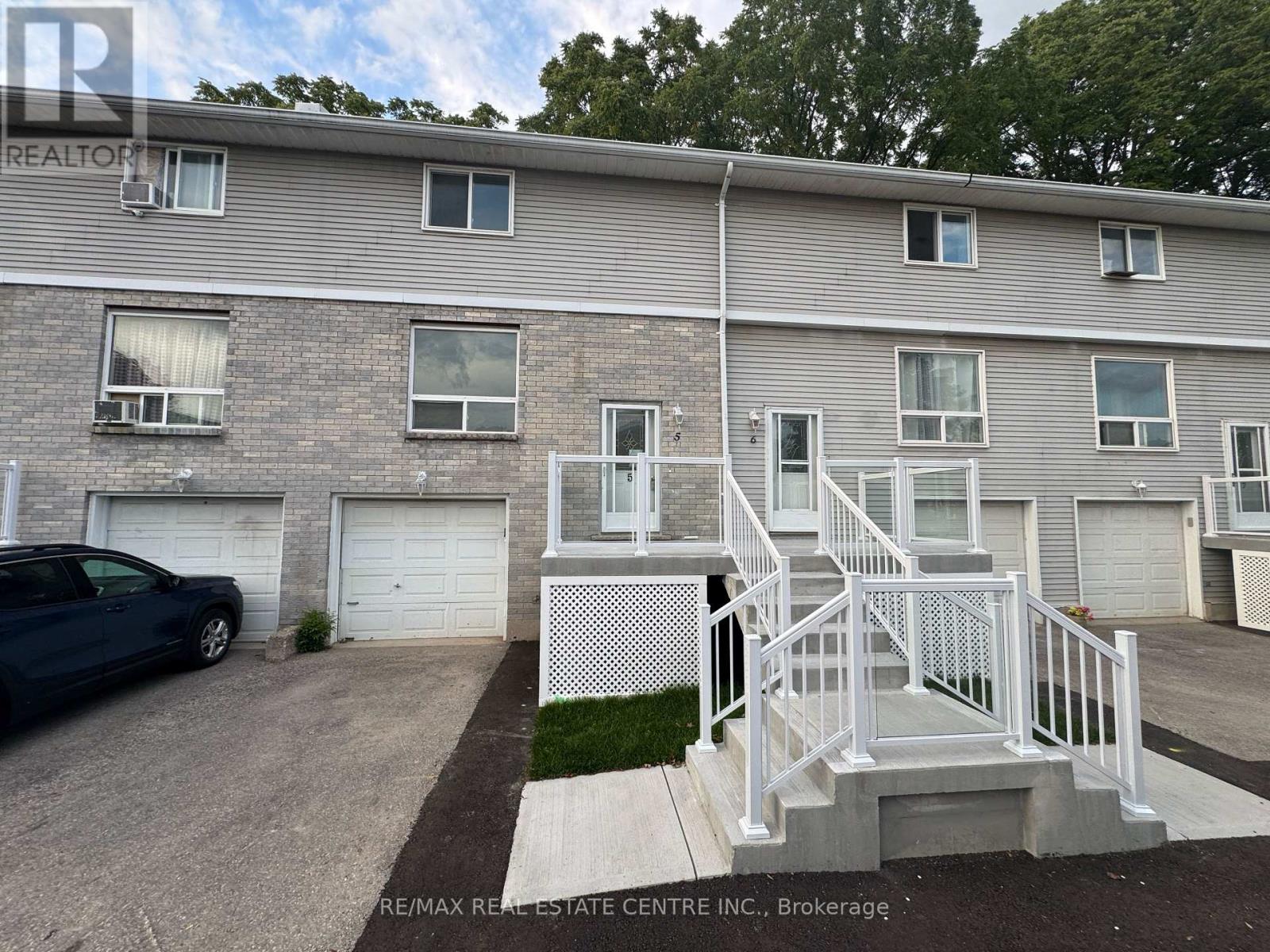 5 648 Doon Village Rd, Kitchener, ON N2P 1A2