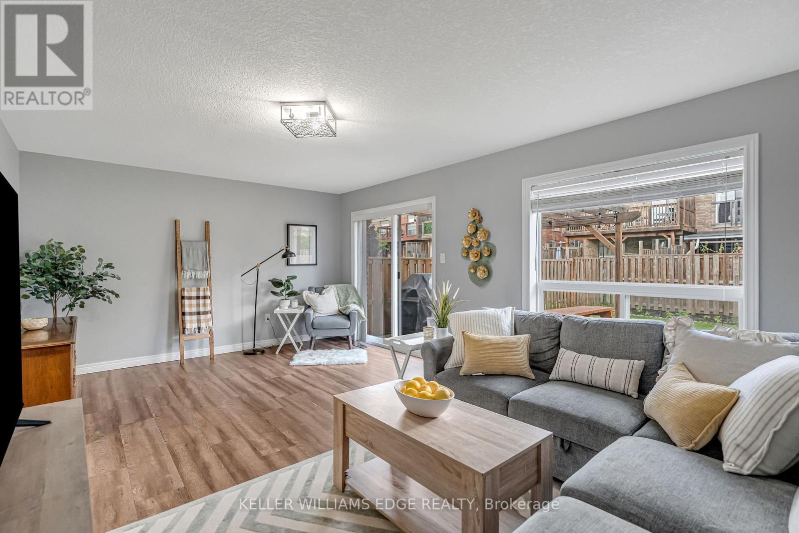 19 Oakes Cres, Guelph, ON N1E 7K3
