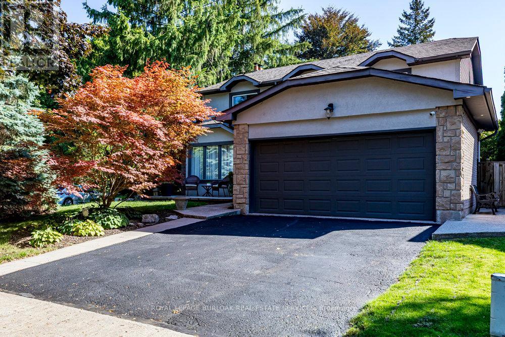 19 Fieldgate St, Hamilton Dundas, ON L9H 6N3