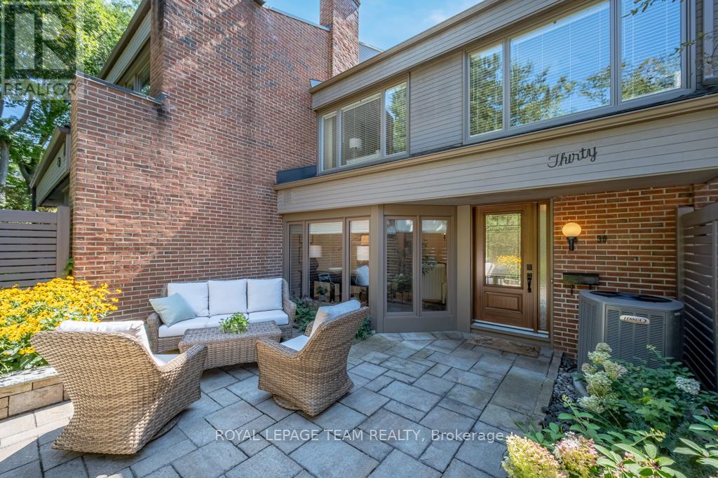 30 Belvedere Cres, Ottawa, ON K1M 2G4
