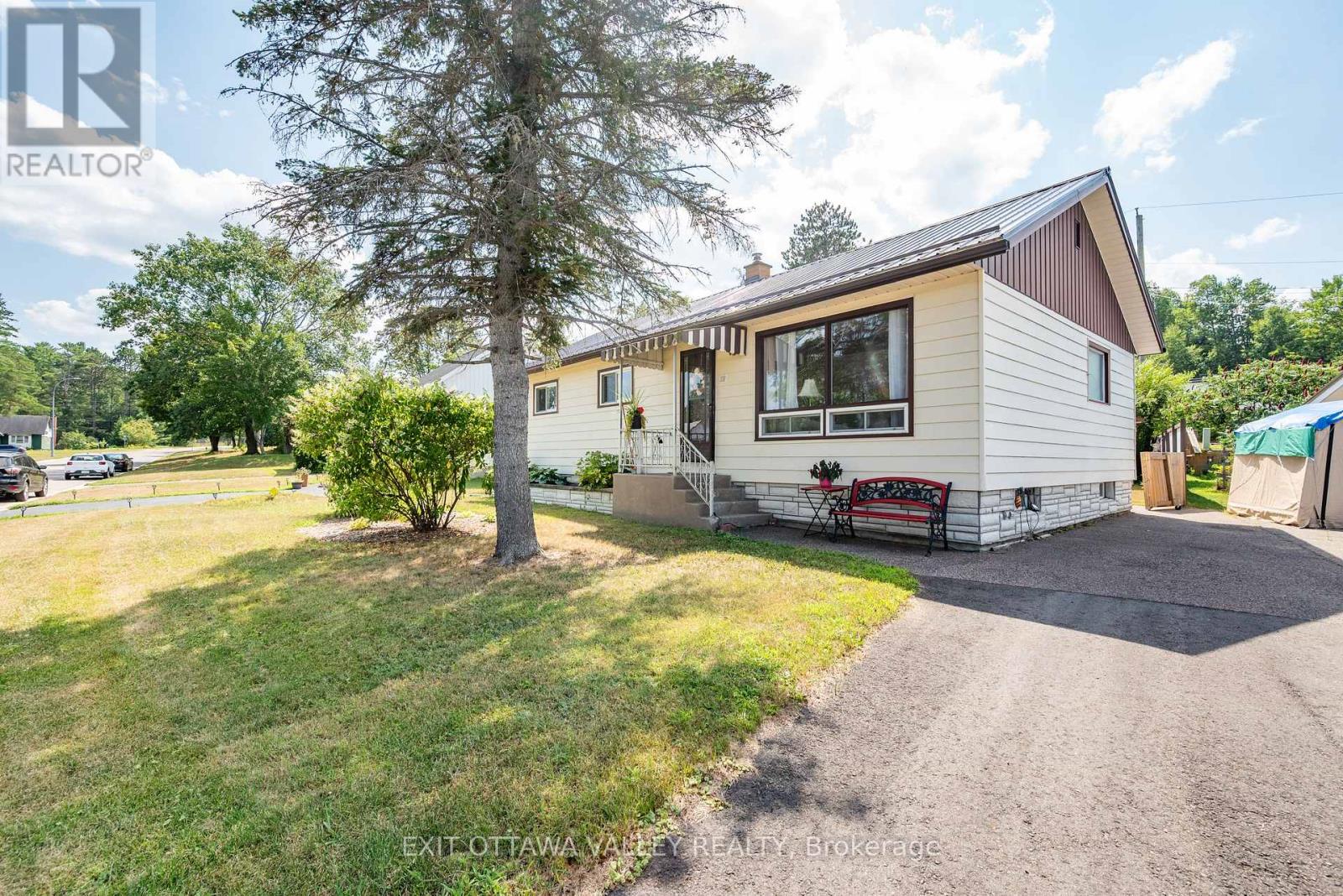 12 Summit St, Deep River, ON K0J 1P0