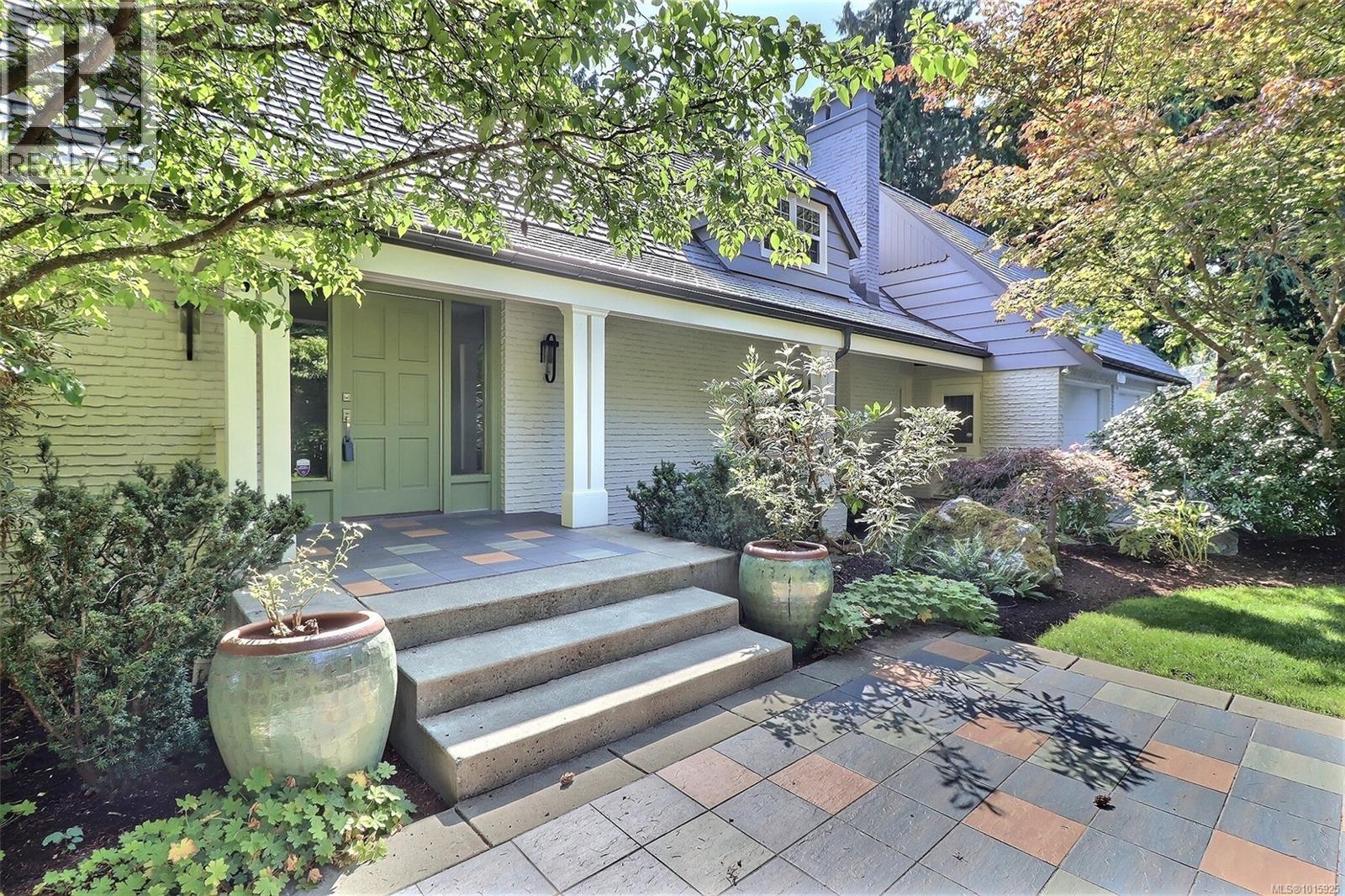 3977 Lexington Ave, Saanich, BC V8N 3Z5