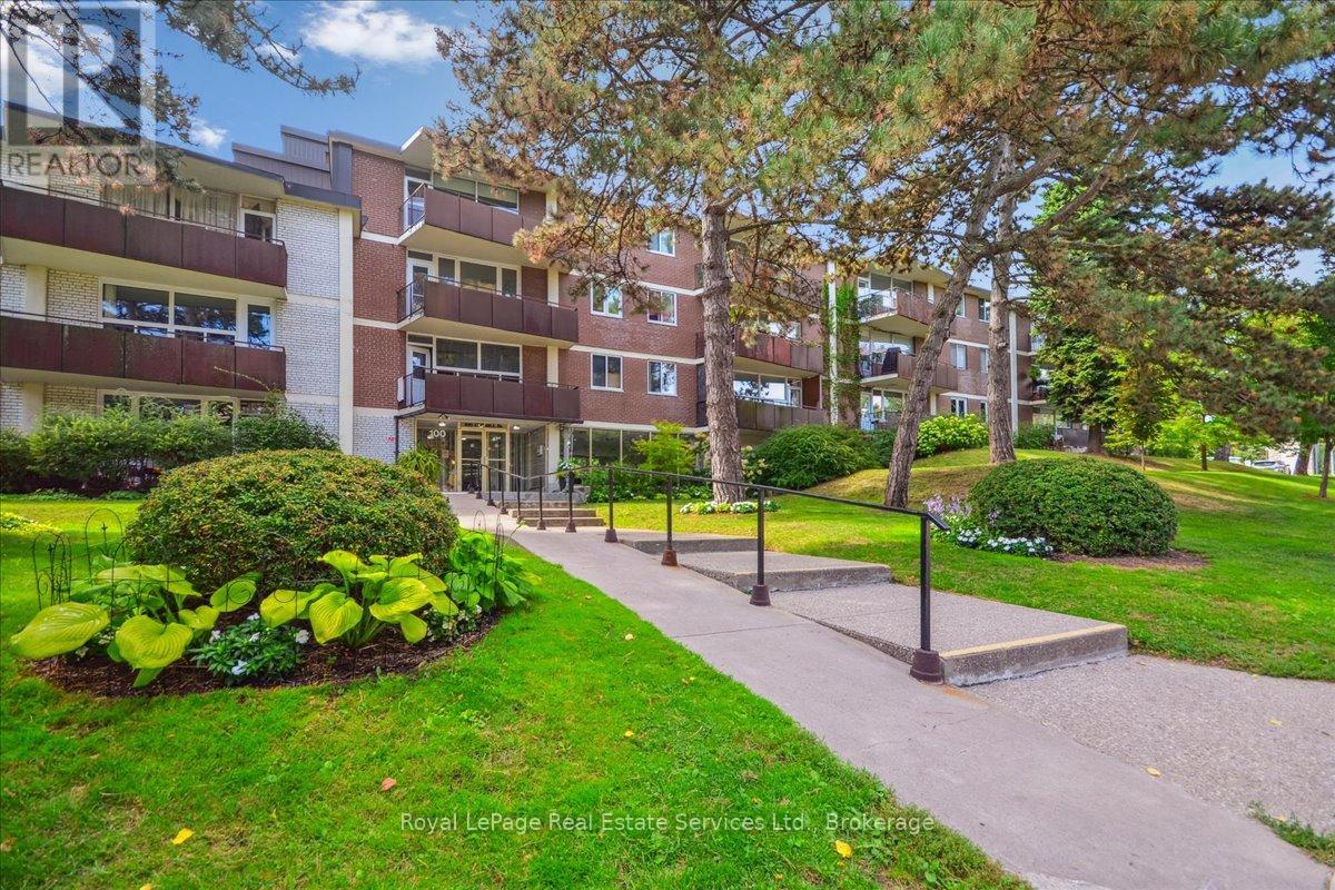 203 100 Coe Hill Dr, Toronto, ON M6S 3E1
