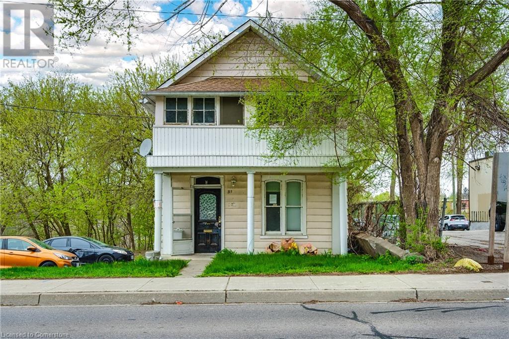 31 Queen St W, Cambridge, ON N3C 1G2