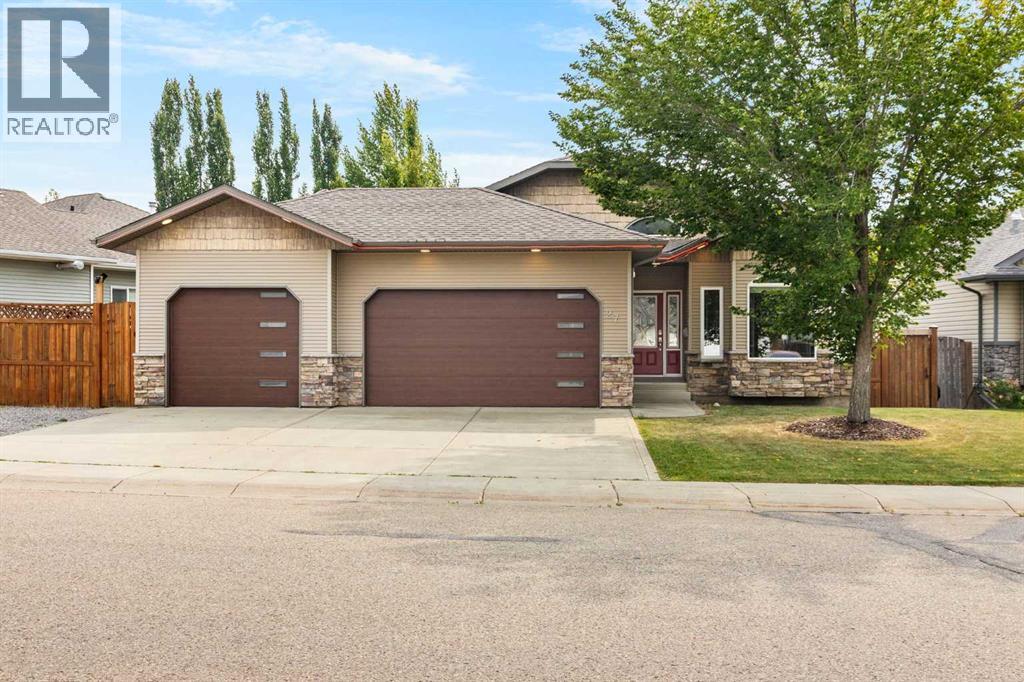 27 Irving Cres, Red Deer, AB T4R 3R9