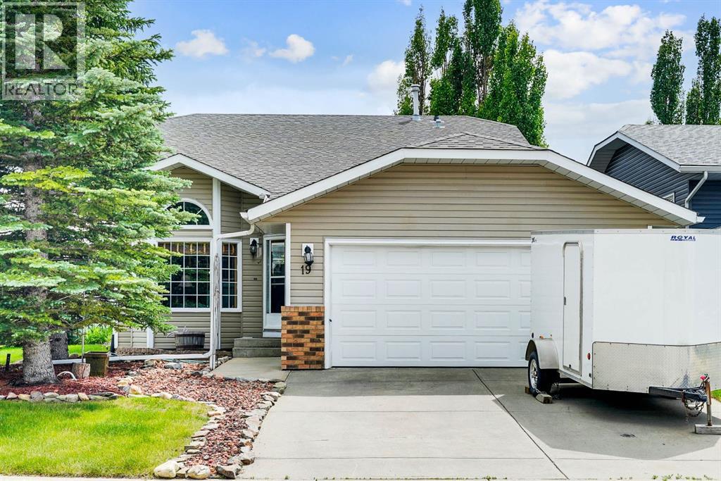 19 Everglade Dr SE, Airdrie, AB T4B 2E9