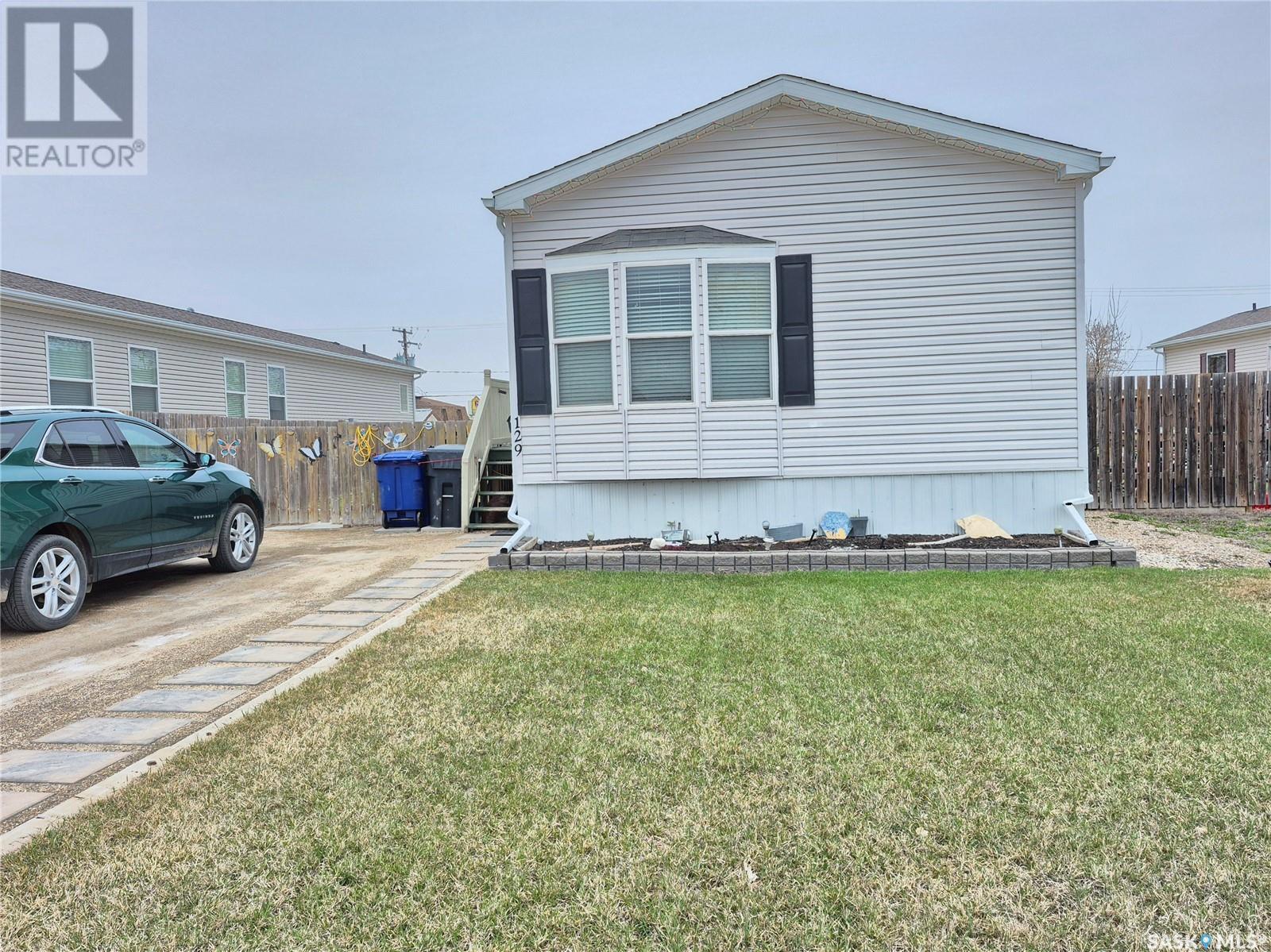 129 1 Avenue Southwest, Weyburn, SK S4H 2H9