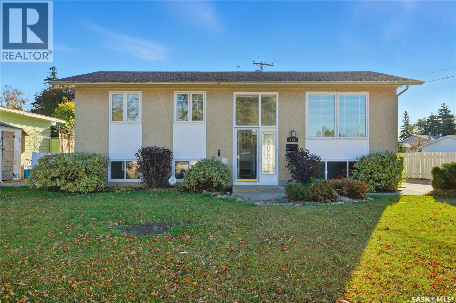 144 Maclean Cres, Saskatoon, SK S7J 2R7