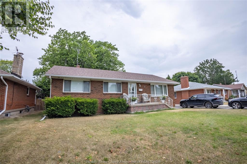 7 Gladstone Ave, Leamington, ON N8H 2H4