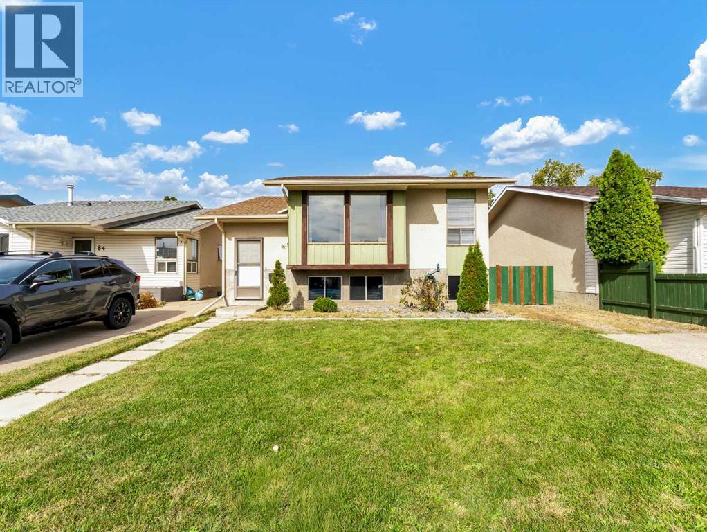 90 Simpson Cres SE, Medicine Hat, AB T1B 2R9