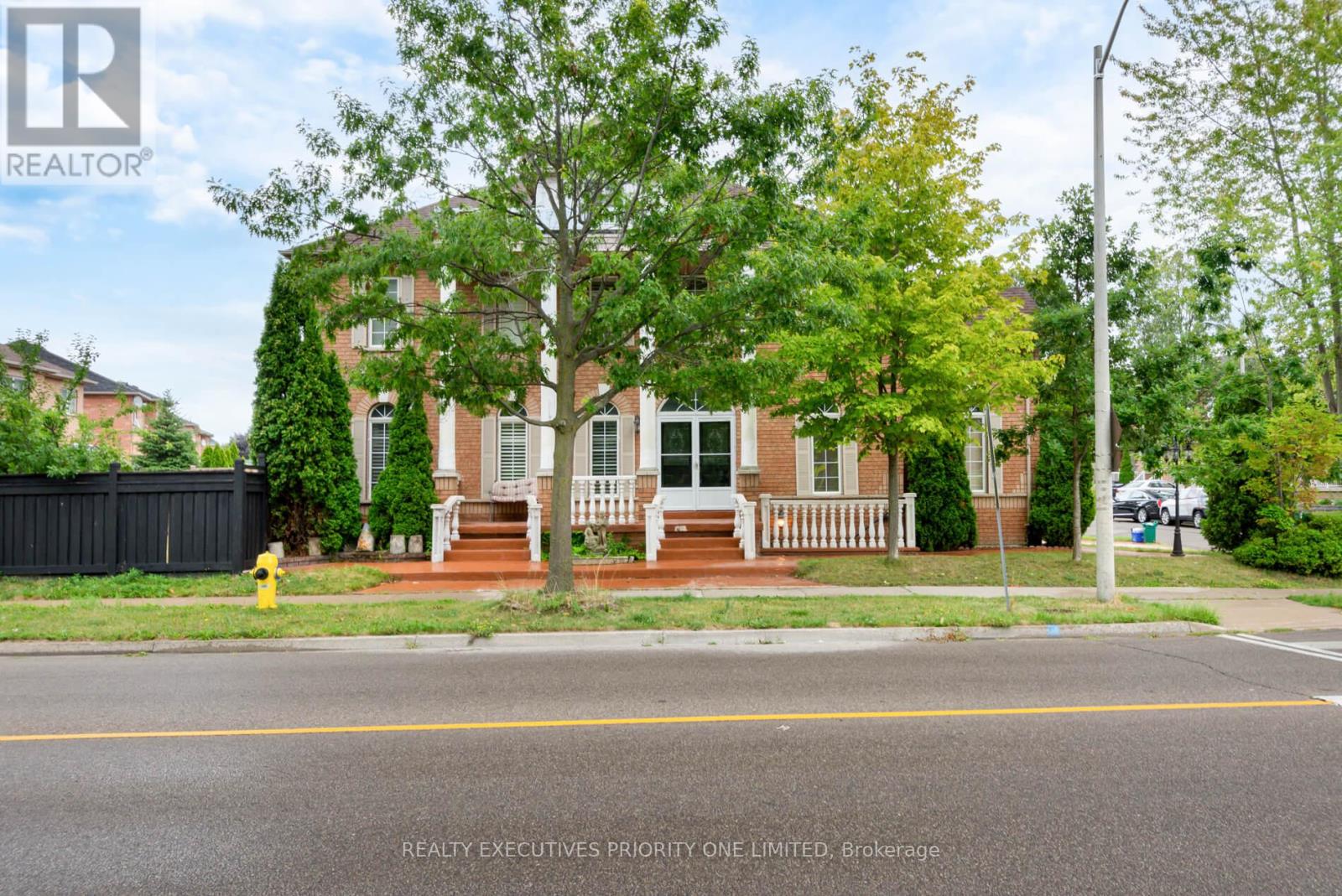 2 Foxhunt Dr, Vaughan, ON L4H 2K8