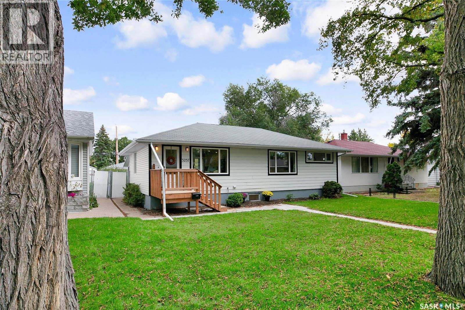 3237 Athol St, Regina, SK S4S 1Z1