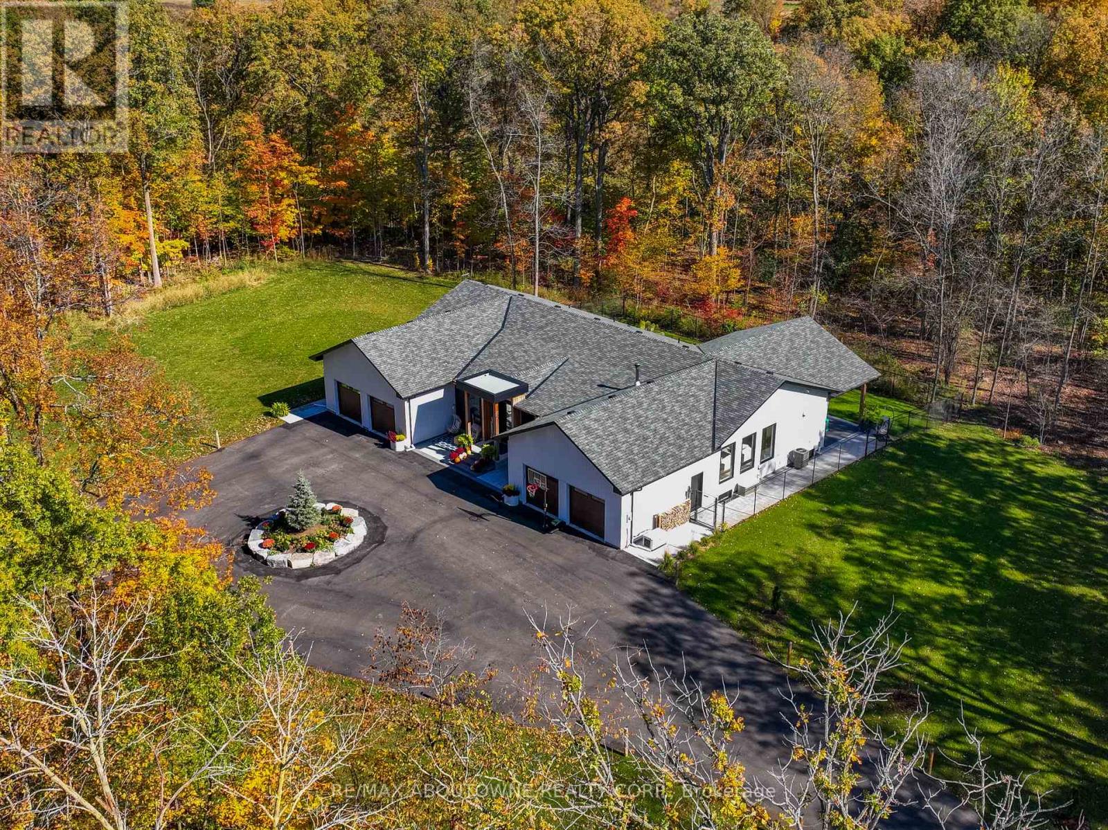 295 Allen Rd, Grimsby, ON L3M 4E7